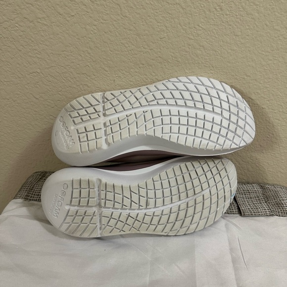 Oofos sneaker size 10 - Picture 8 of 13